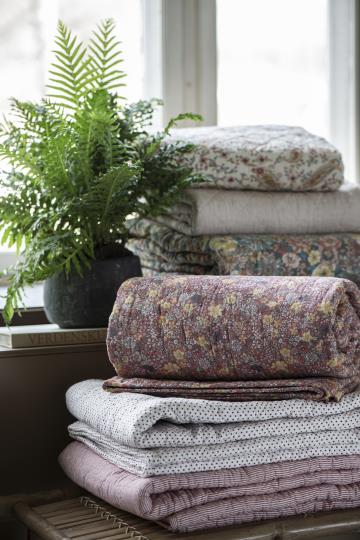 Quiltet tæppe hvid med røde prikker 130x180cm