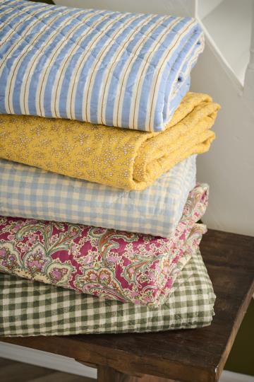 Quiltet tæppe gul med hvide blomster 130x180cm