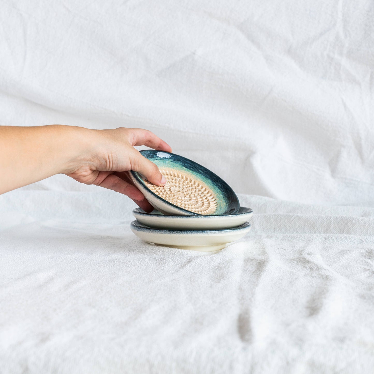 Keramisk hvidløgs- og osteriveplade Brisa